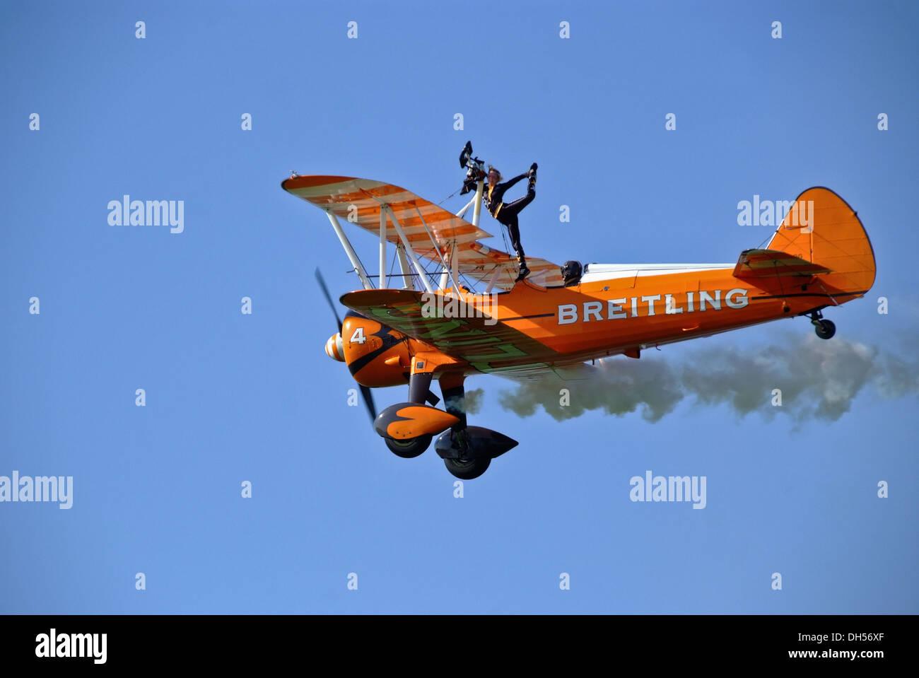 Breitling Flügel Wanderer Kunstflug Display Team mit klaren blauen Himmel am Kolben und Requisiten zeigen Unternehmen Flugplatz Northamptonshire Stockfoto