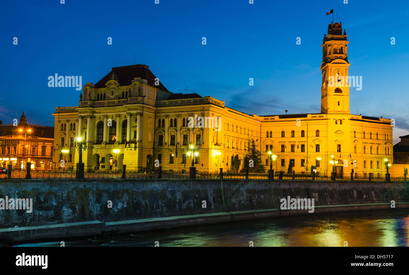 Twilight-Bild mit Oradea-Rathaus und der Uhrturm mit Neo-klassischen Frontispiz. Rumänien, Siebenbürgen Stockfoto