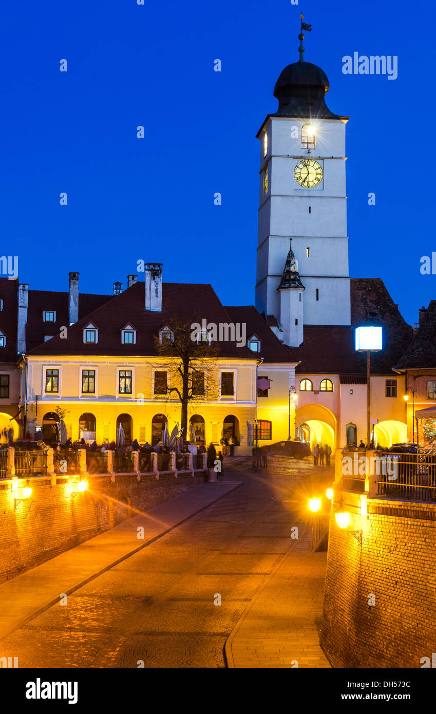 Stadtbild mit der Innenstadt von Sibiu, kleines Quadrat und Ratturm von Lügenbrücke gesehen. Siebenbürgen, Rumänien Stockfoto