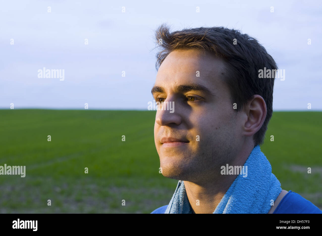 Mann mit blauen Handtuch Stockfoto