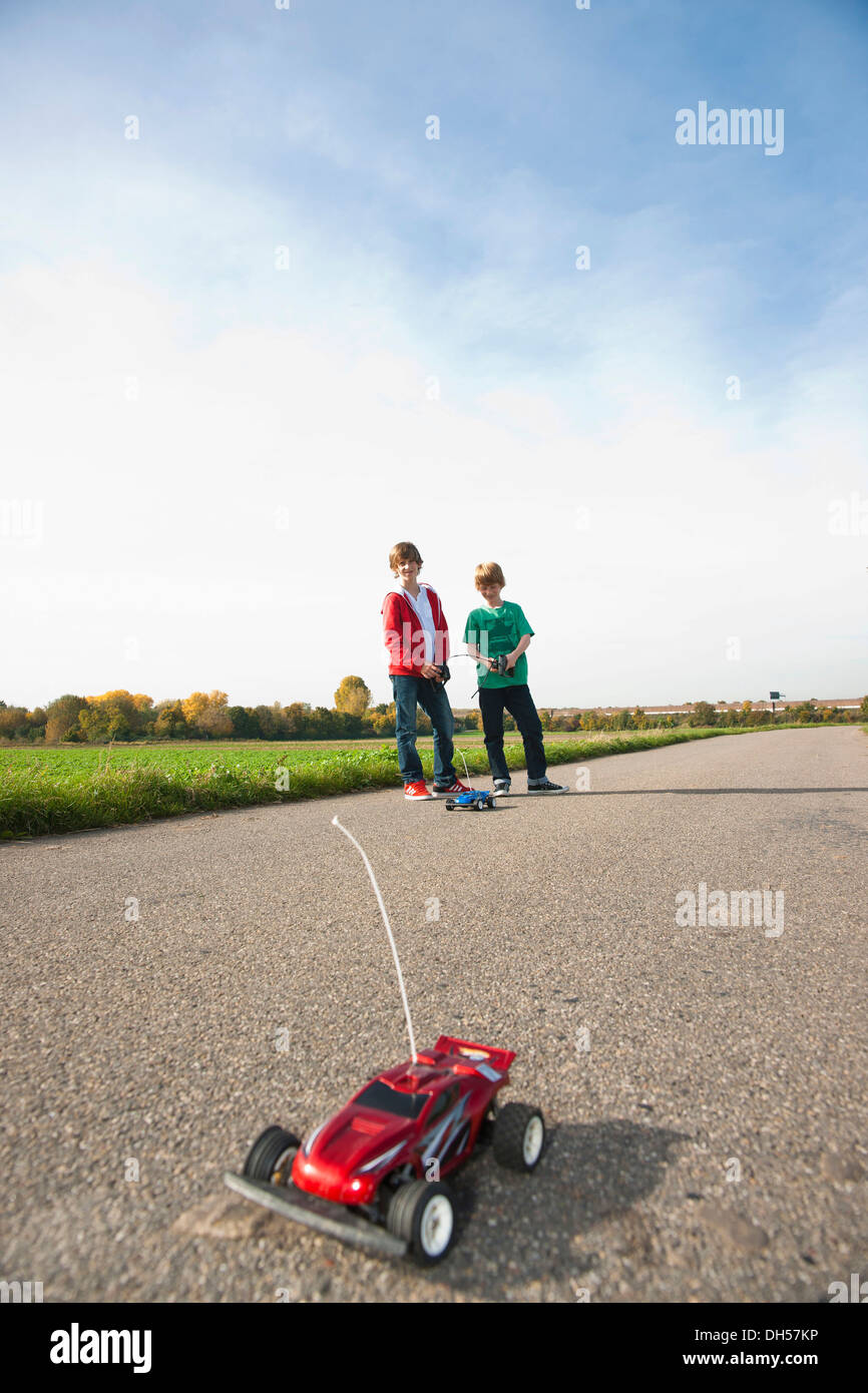 Zwei Jungs spielen mit einem ferngesteuerten Modellauto Stockfoto