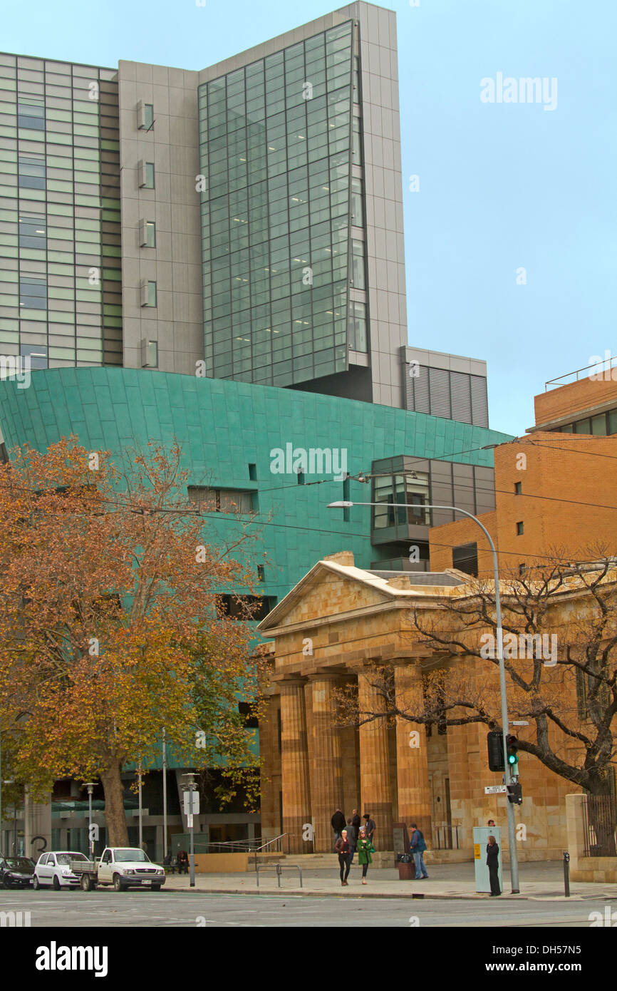 Sandsteingebäude aus dem 19. Jahrhundert und moderne Beton-Glas-Konstruktion nebeneinander in der Stadt Adelaide SA Stockfoto