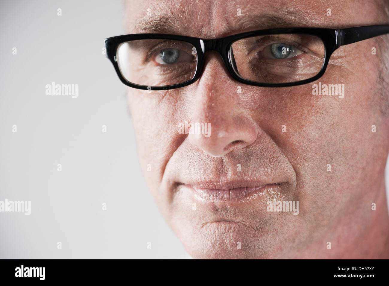 Mann mit Brille, Porträt, Mannheim, Baden-Württemberg, Deutschland Stockfoto