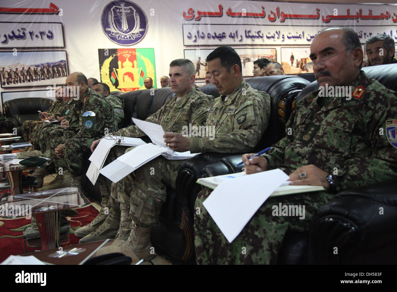 US Army Major General Clarence K.K. Chinn mit 101st Airborne Division neben afghanische Armee Kommandanten hört und macht sich Notizen während der ANA 203. Korps vierteljährliche Ausbildung kurze nach vorn Operating Base Thunder, Afghanistan, 28. Oktober 2013. Dies Stockfoto