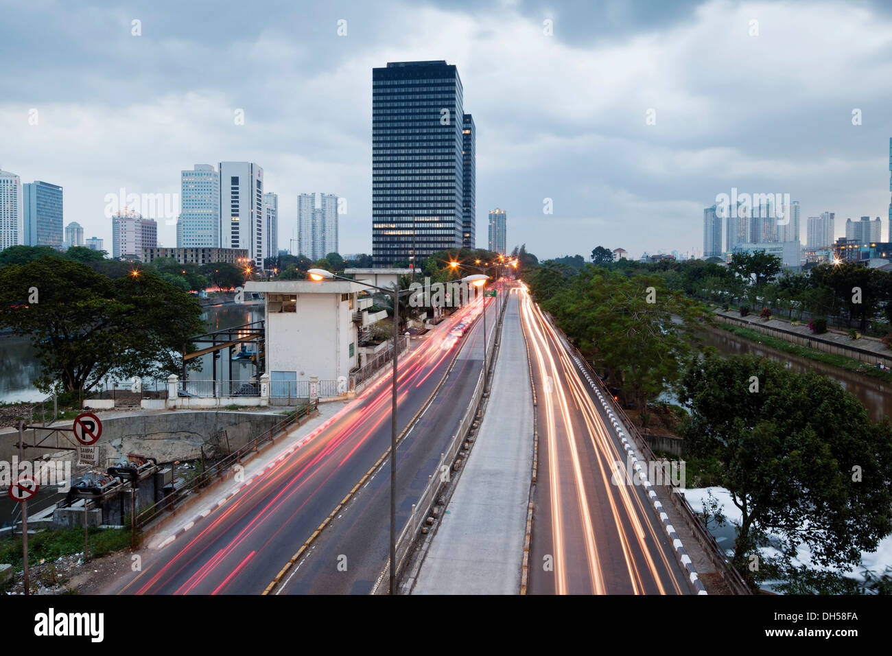 Jakarta-Skyline von Waduk Setia Budi Barat, Ciliwung Fluß, rechts, Jakarta, Java, Indonesien Stockfoto