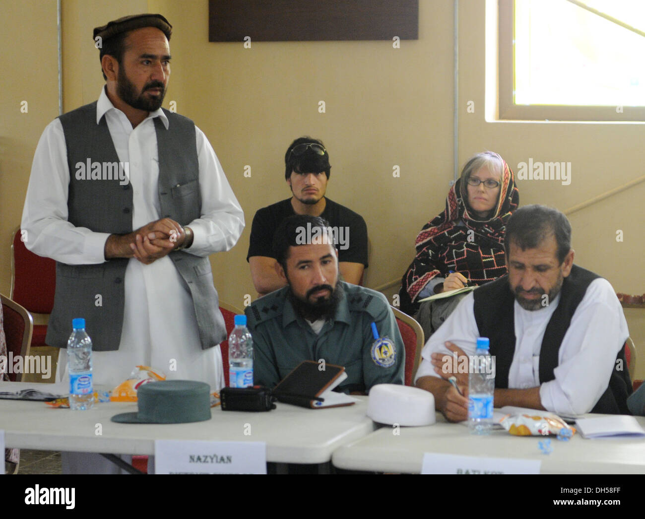 Der Gouverneur von Spingar Bezirk, in der afghanischen Provinz Nangarhar, richtet sich seine Kollegen provinziellen Führer während einer Shura auf Forward Operating Base Fenty 27. Oktober 2013, einberufen, um Fragen der Sicherheit und Entwicklung in der Provinz zu diskutieren. Stockfoto