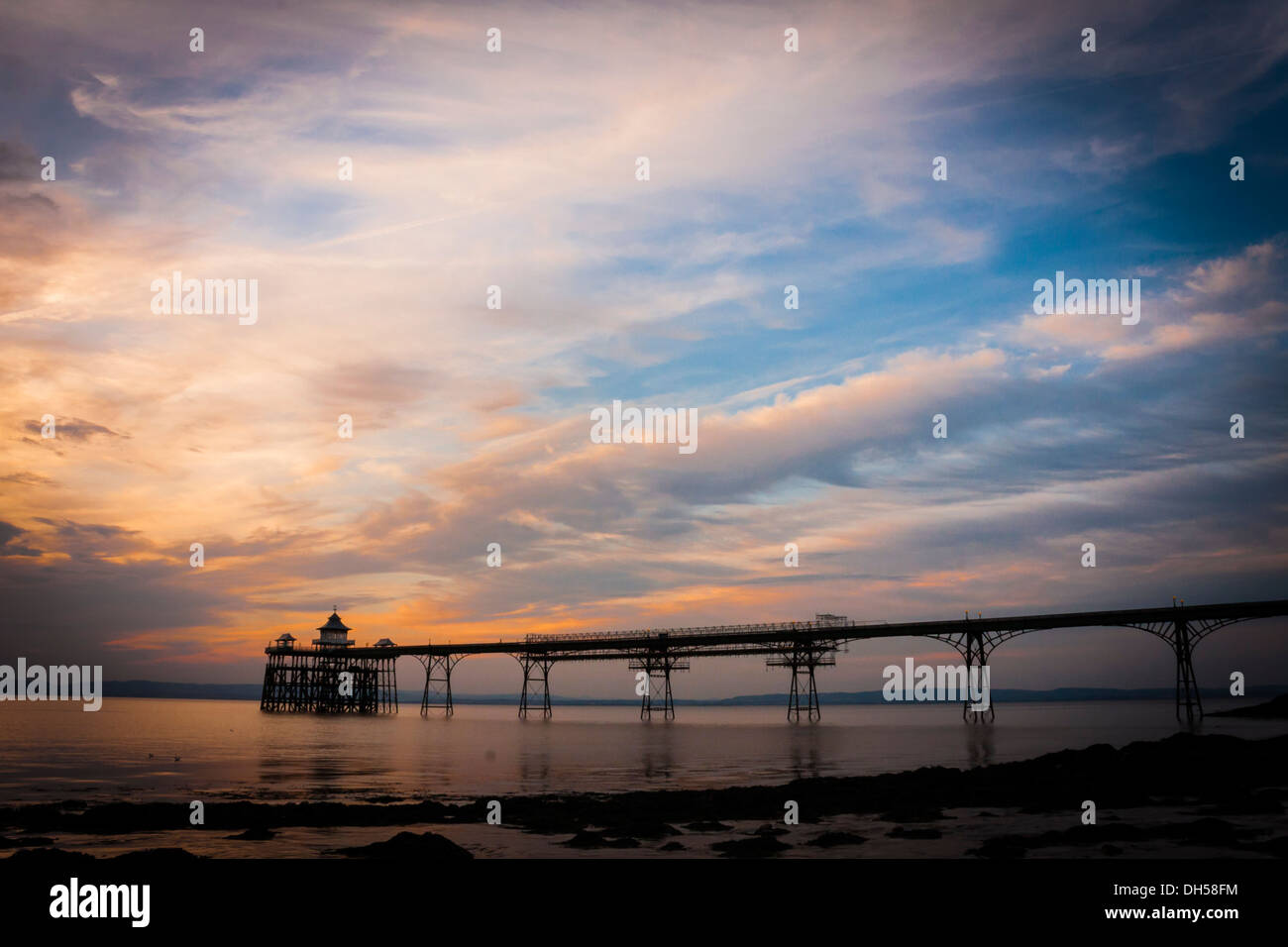 Clevedon Pier bei Sonnenuntergang. Clevedon, Somerset, England, GB, UK. Stockfoto