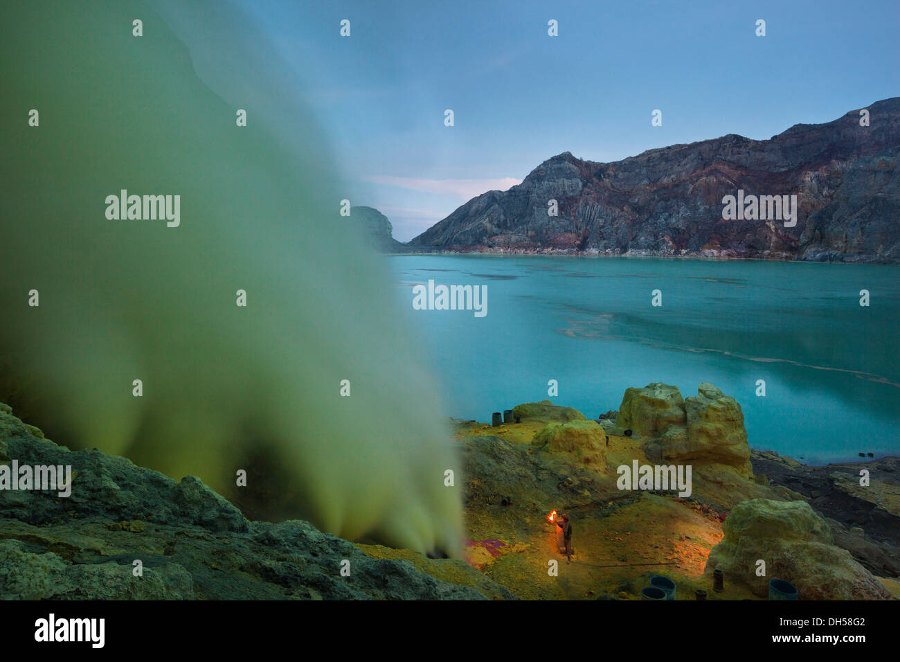Schwefel-Bergbau am Ijen Vulkan, Kratersee der Kawah Ijen an der hinteren, Kawah Ljen, Ost-Java, Java, Indonesien Stockfoto