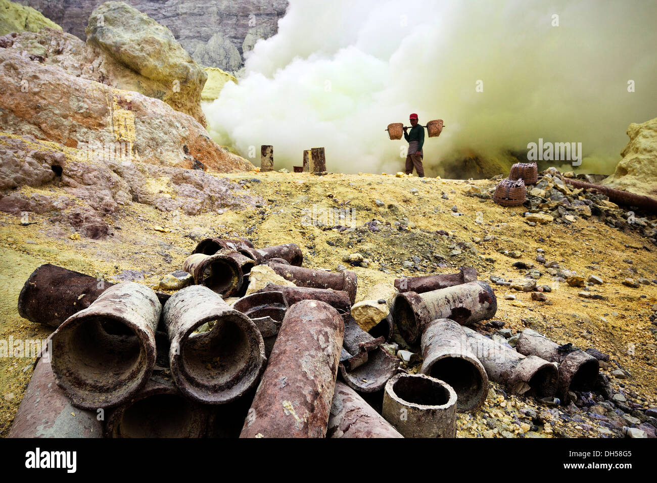 Schwefel-Träger am Ijen Vulkan, Ost-Java, Java, Indonesien Stockfoto