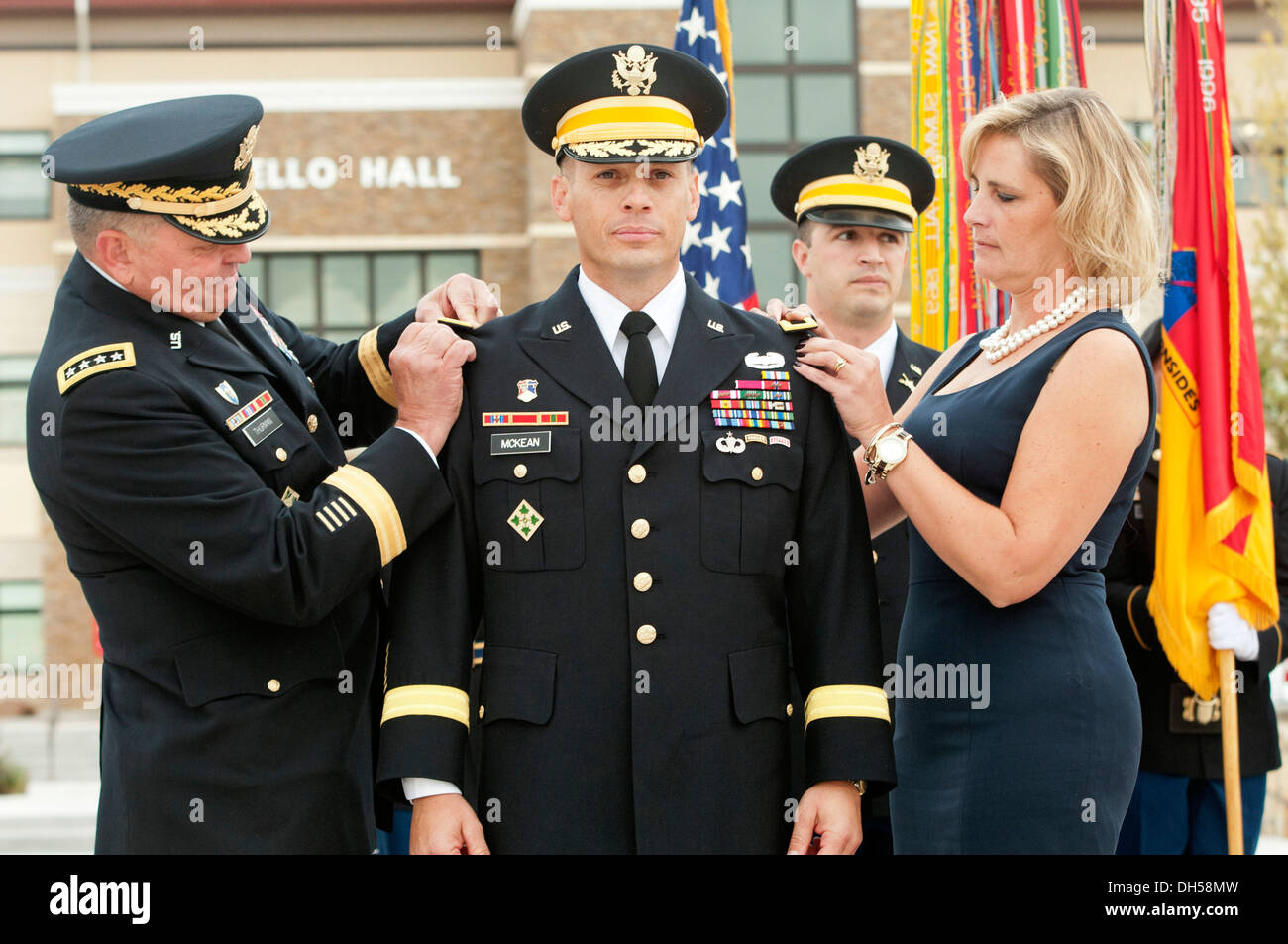 General James D. Thurman, ehemaliger Kommandierender general des UN Befehl/Combined Forces Command/Vereinigte Staaten Kräfte-Korea und Kim McKean den Schulter-Rang eines Major General Scott McKean Frack bei seiner Beförderung zum Brigadier General Okt austauschen. Stockfoto