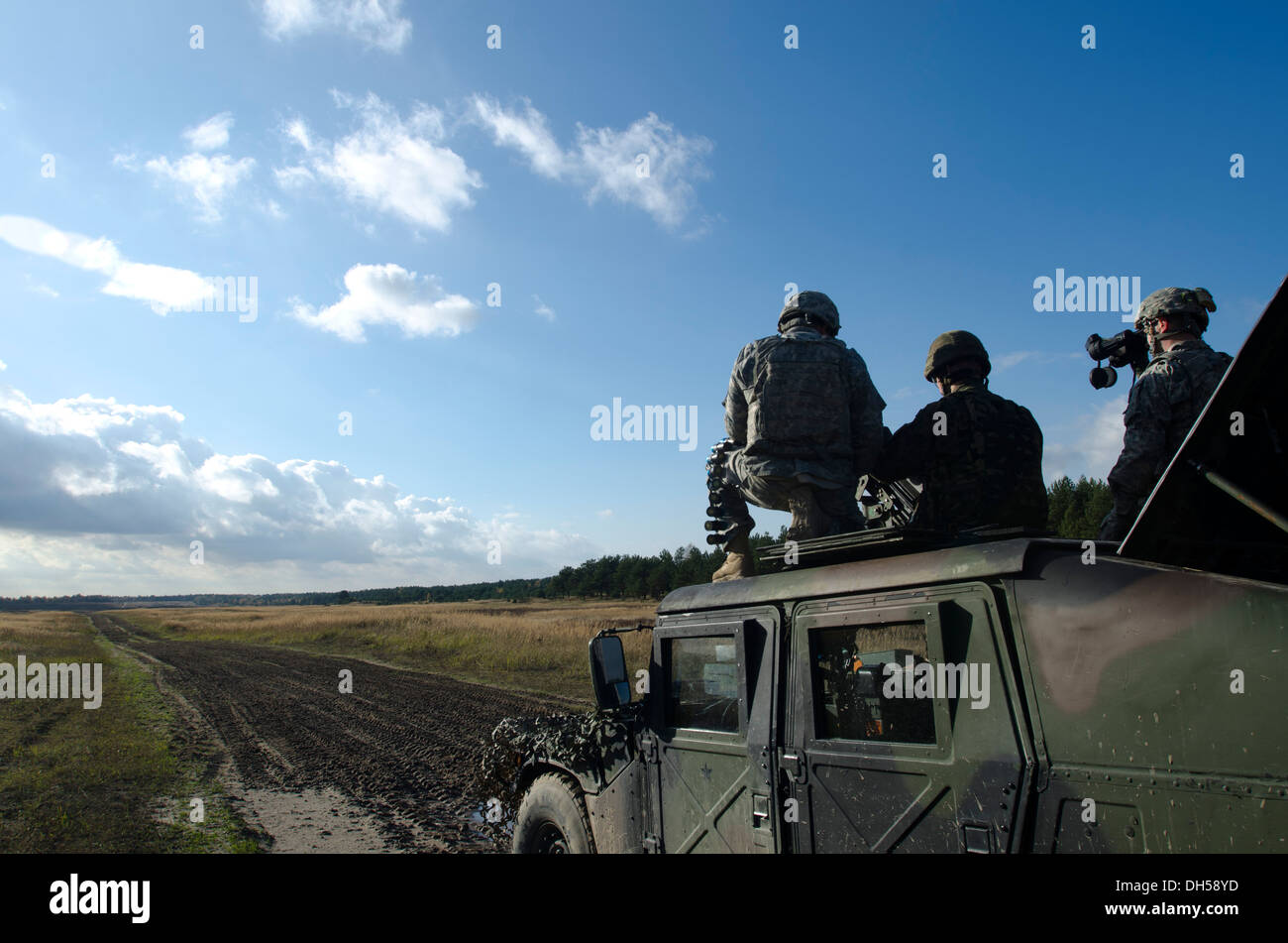 Fallschirmjäger von Truppen A, 1. Staffel, 91. Kavallerie-Regiment (Airborne), 173. Infantry Brigade Combat Team (Airborne), Teilnahme an Partner-Nation Waffen Einarbeitung hier Okt. 29. Die Brigade Aufklärung Pfadfinder beteiligen sich an Übung Stockfoto