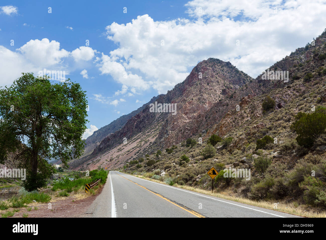 Straße entlang des Flusses Rio Grande in Rio Grande Canyon Südwesten von Taos, New Mexico, USA Stockfoto