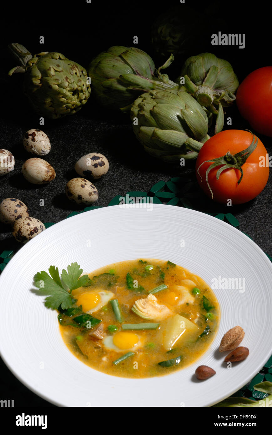 Tintenfisch-Eintopf mit Wachteleiern Stockfoto