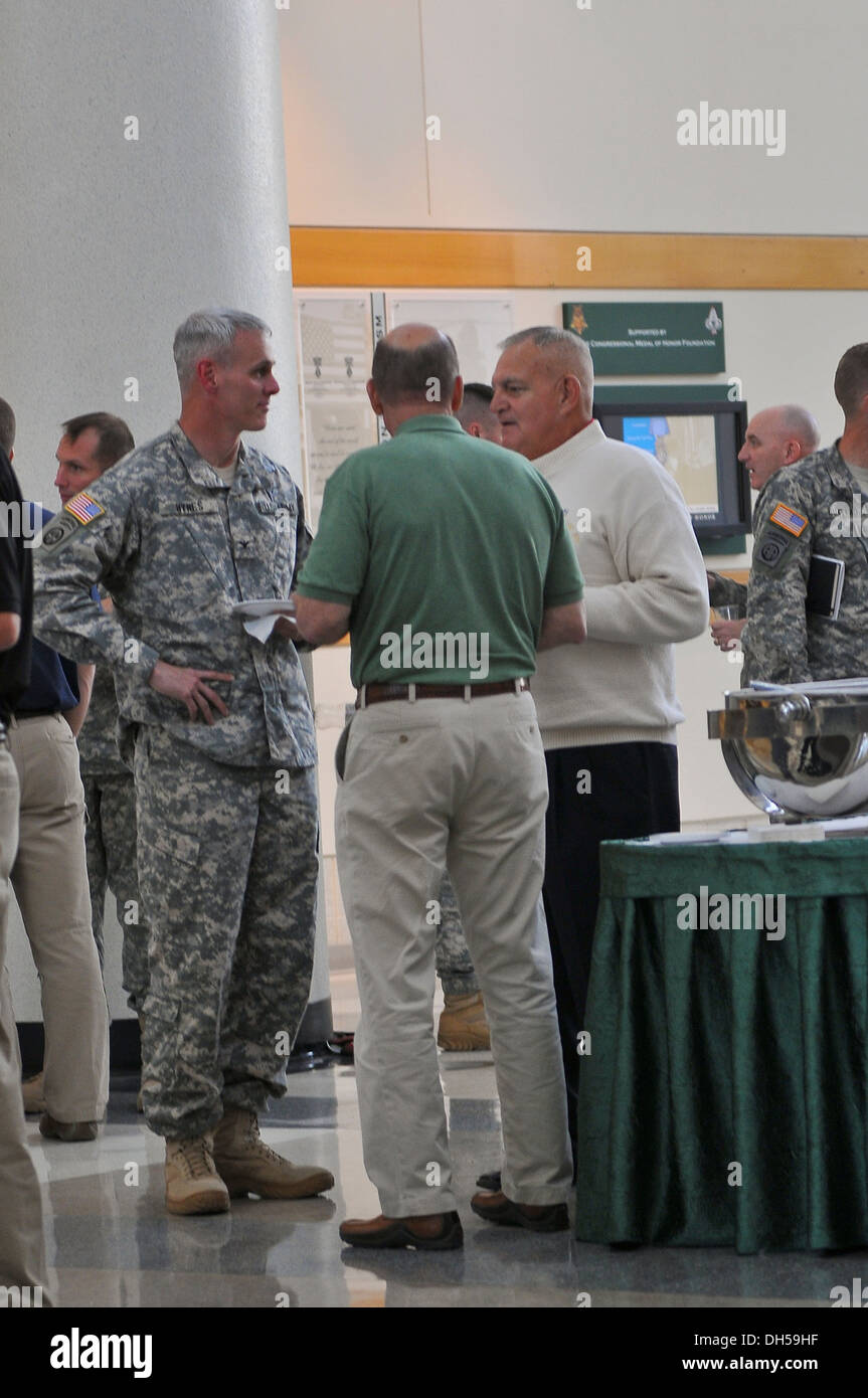 Colonel Patrick Hynes, Kommandeur der 2. Brigade Combat Team, 82nd Airborne Division, spricht mit Oberst (i.r.) Jack L. Hamilton (Mitte) und Generalmajor (Ret) Stephen Silvasy, Jr. im Airborne and Special Operations Museum in Fayetteville, NC, Okt. 25. Stockfoto