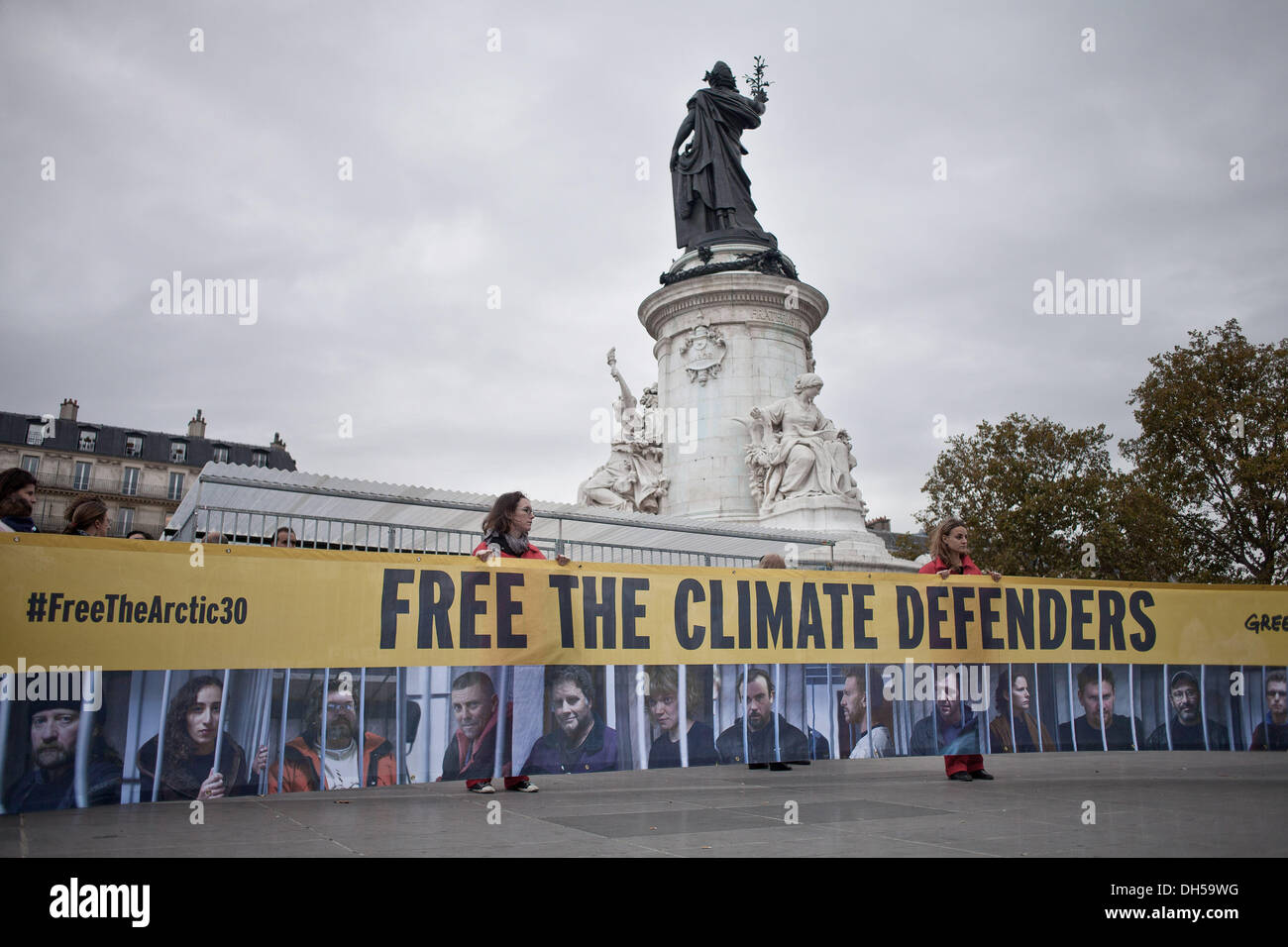 Paris, Frankreich. 31. Oktober 2013. Eine Greenpeace-Demonstration wurde Unterstützung für die Gefangenen in Russland heute in Paris organisiert. Die Differents Völker aus der Organisation Aufenthalt in einem falschen Gefängnis installiert am Platz der Republik in Paris, am 31. Oktober 2013.Photo: Michael Bunel/NurPhoto Credit: Michael Bunel/NurPhoto/ZUMAPRESS.com/Alamy Live News Stockfoto