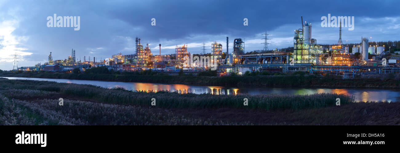 Abend der Lichter von Ineos Chlor funktioniert Industriechemikalie an der Mündung des Flusses Mersey in Runcorn Cheshire UK Stockfoto
