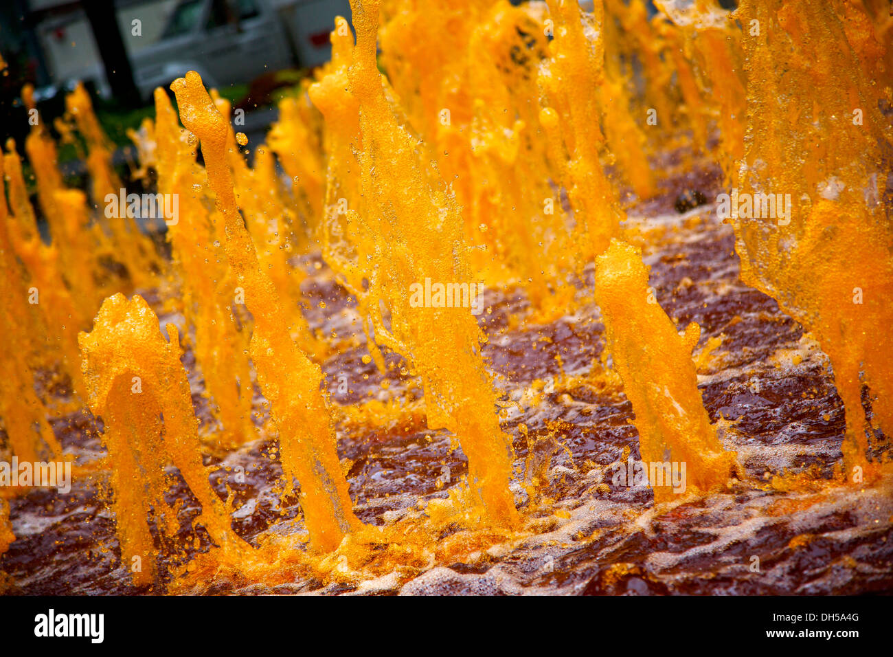 Brunnen farbig Orange bis Herbst und Halloween feiern in der Innenstadt von Daley Plaza, Chicago, Illinois Stockfoto