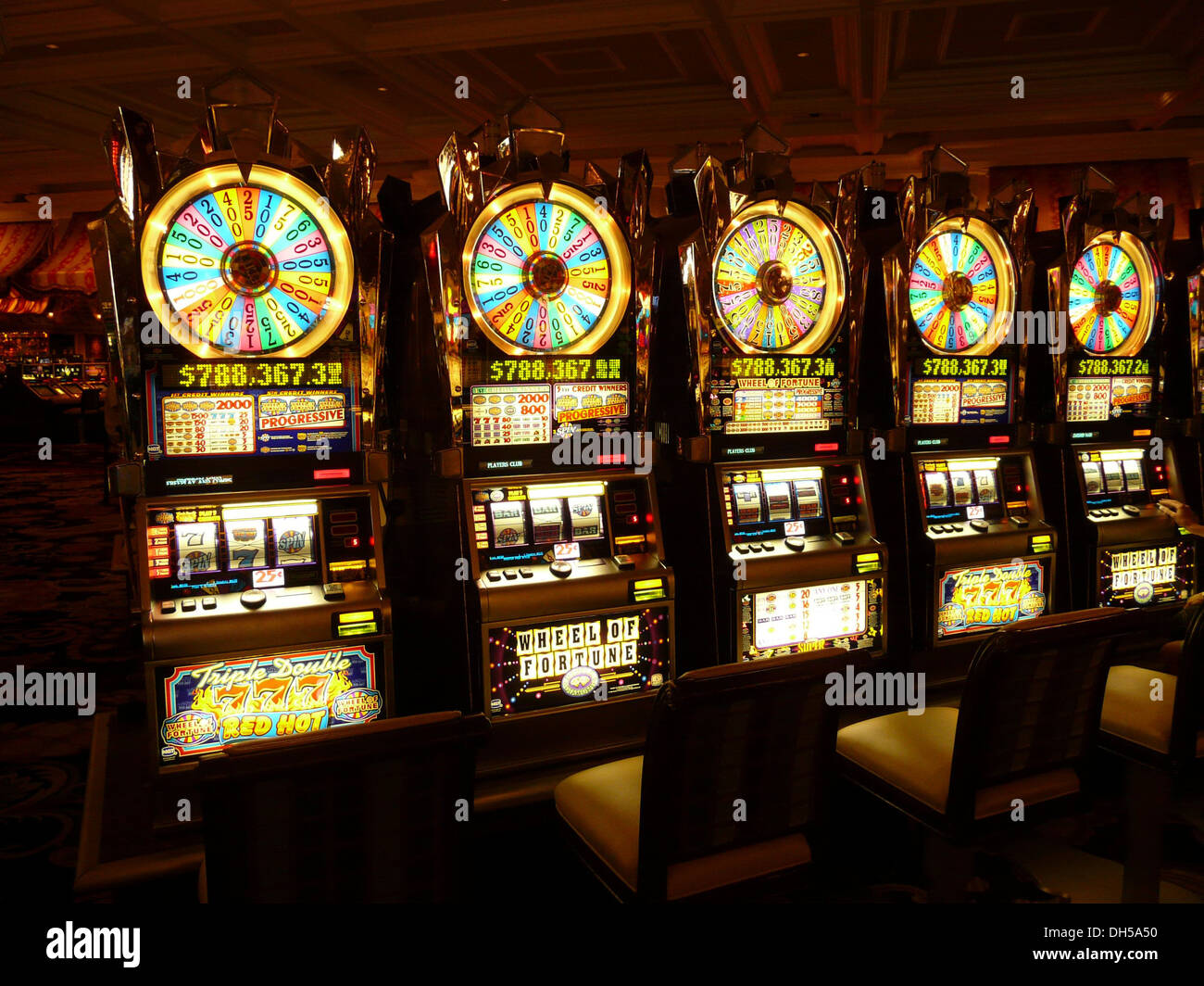 Spielautomaten, die oft als einarmige Banditen bezeichnet werden, sind eine beliebte Form des Glücksspiels in Casinos weltweit. Spieler versuchen ihr Glück, indem sie Rollen drehen und Symbole aufeinander abstimmen, um Preise zu gewinnen. Spielautomaten sind in verschiedenen Themen erhältlich und bieten unterschiedliche Auszahlungsstrukturen. Stockfoto