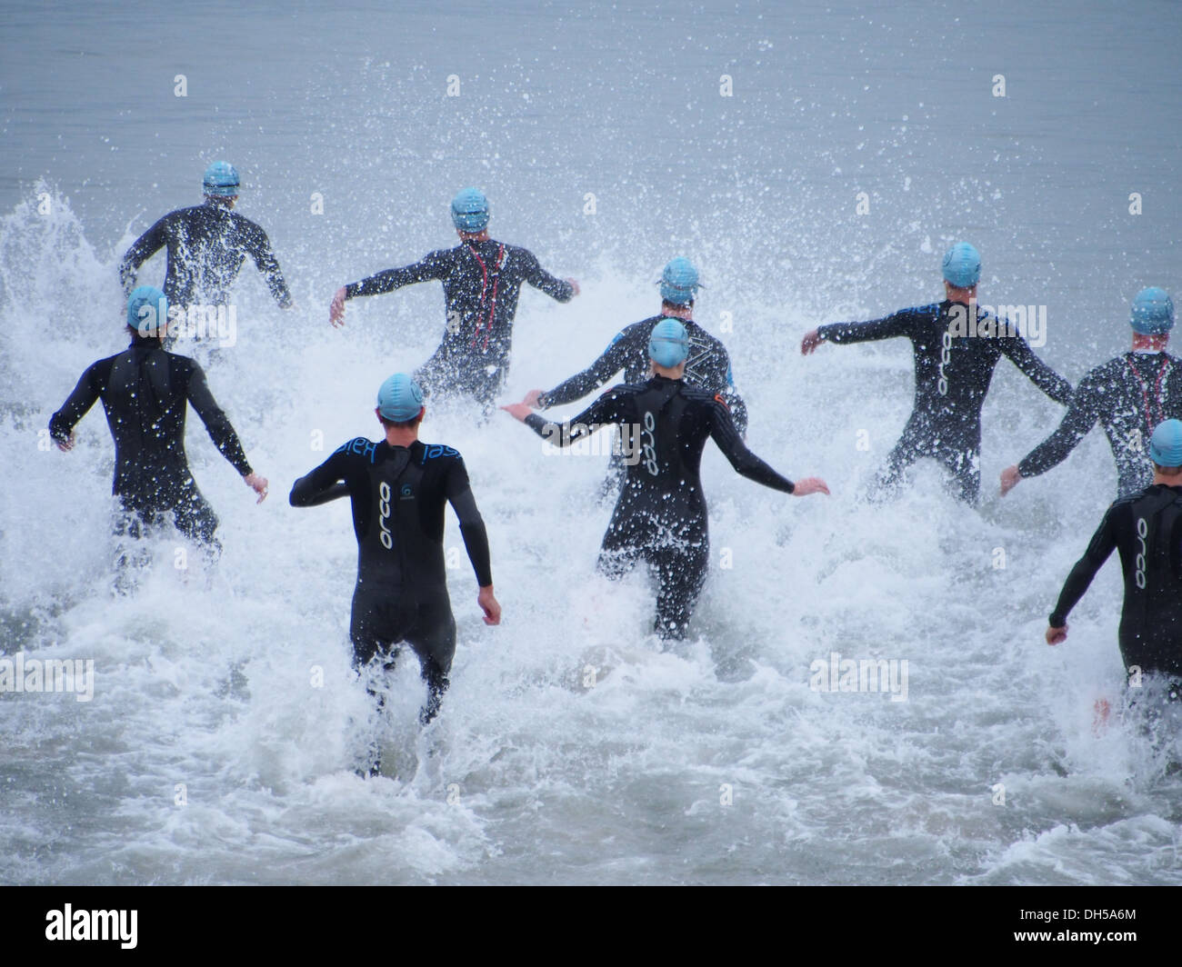 Triathleten geben Sie das Meer zu Beginn der Portsmouth 2013 Triathlon. Stockfoto