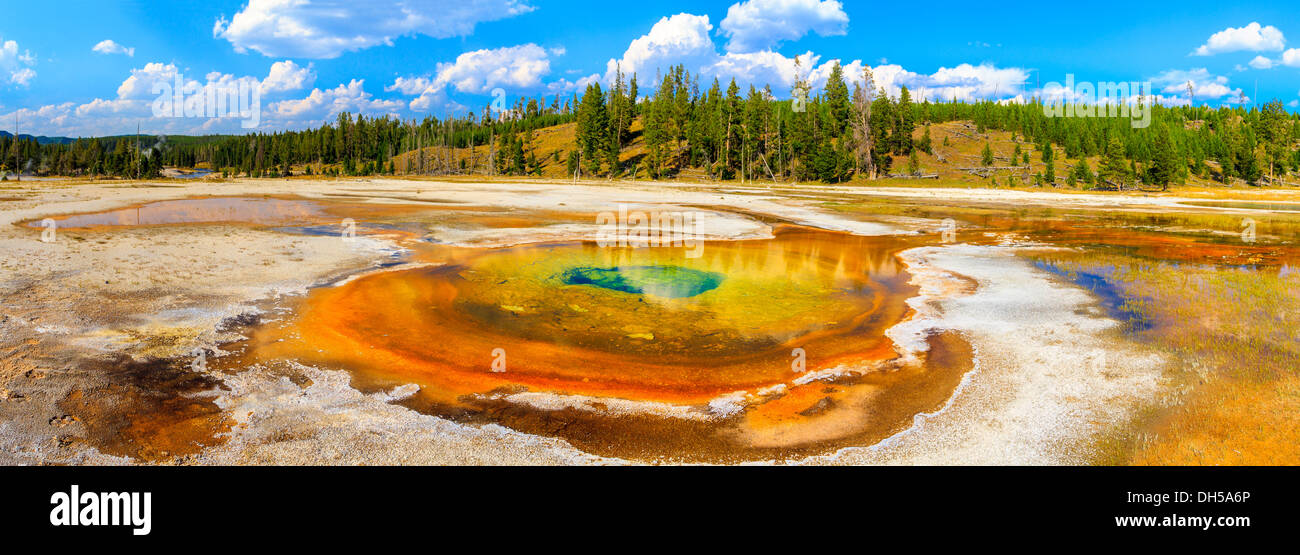 Chromatischer Pool Panorama, Yellowstone-Nationalpark, Upper Geyser Basin, Wyoming Stockfoto