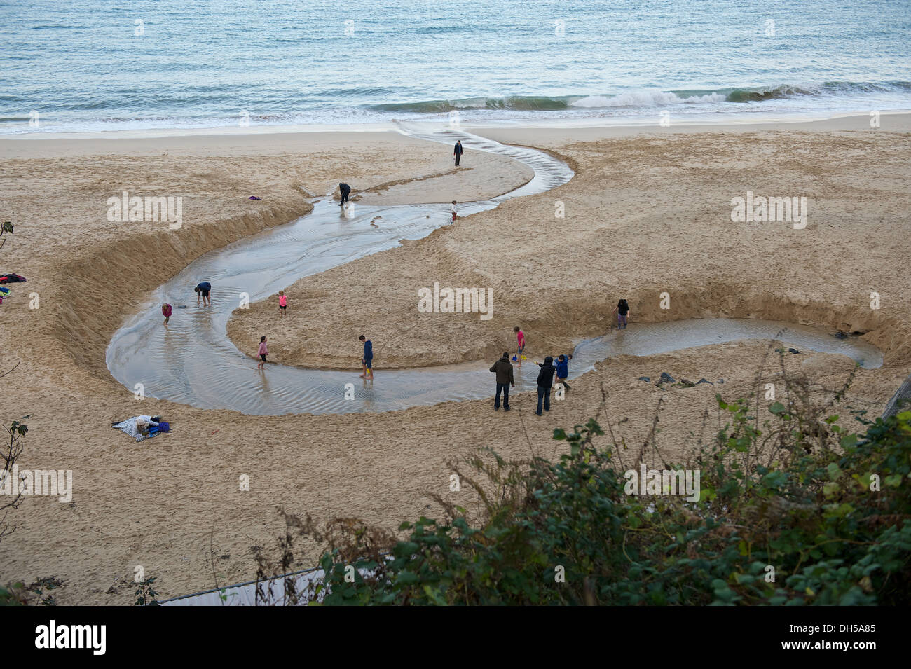Menschen Graben eines Kanals am Strand von St. Ives Cornwall Stockfoto