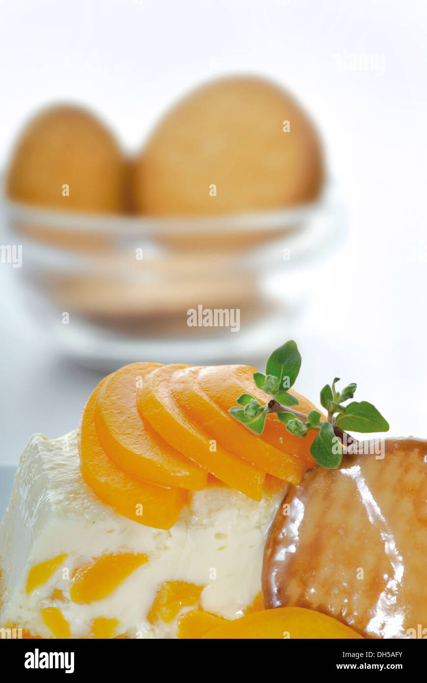 Pfirsich-Flan mit Karamel-sauce Stockfoto