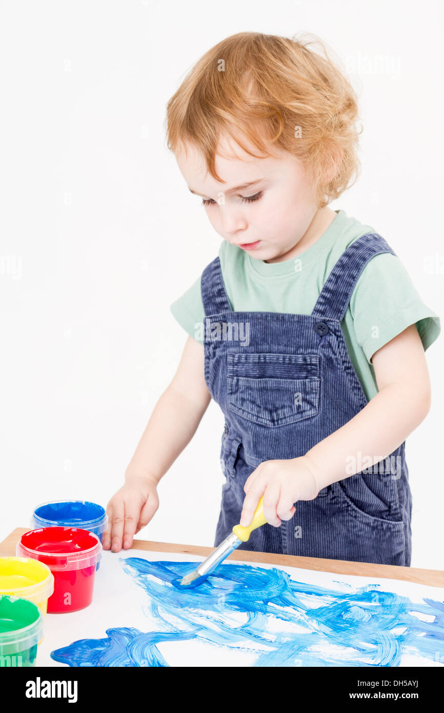 nettes Kind, Bild mit Pinsel und Farbe in hellem Hintergrund Stockfoto