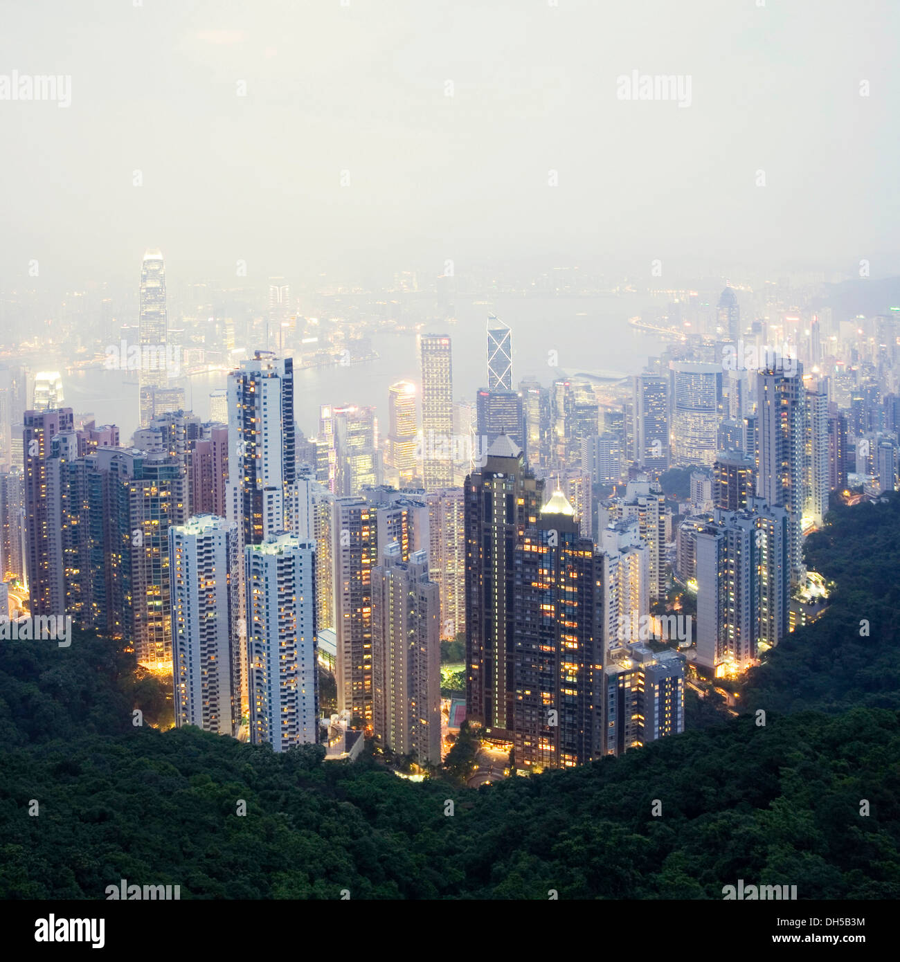 Panoramablick von der Victoria Peak bei Nacht, Hong Kong Island, Hongkong, China, Asien Stockfoto