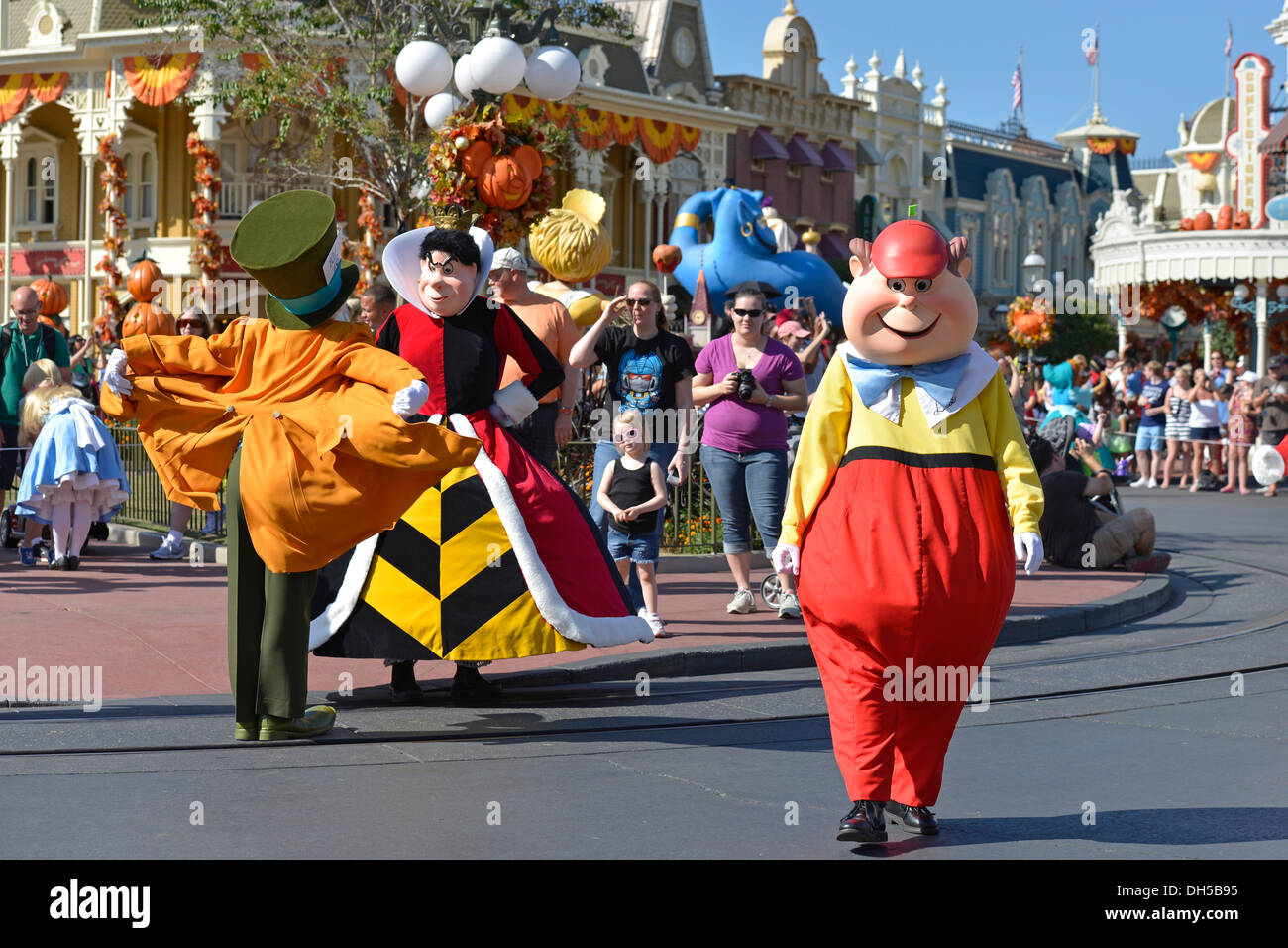 Disney Charaktere Tweedle Dee und Tweedle Dum, Mad Hatter, Königin der Herzen bei Parade in Magic Kingdom, Disney World in Florida Stockfoto