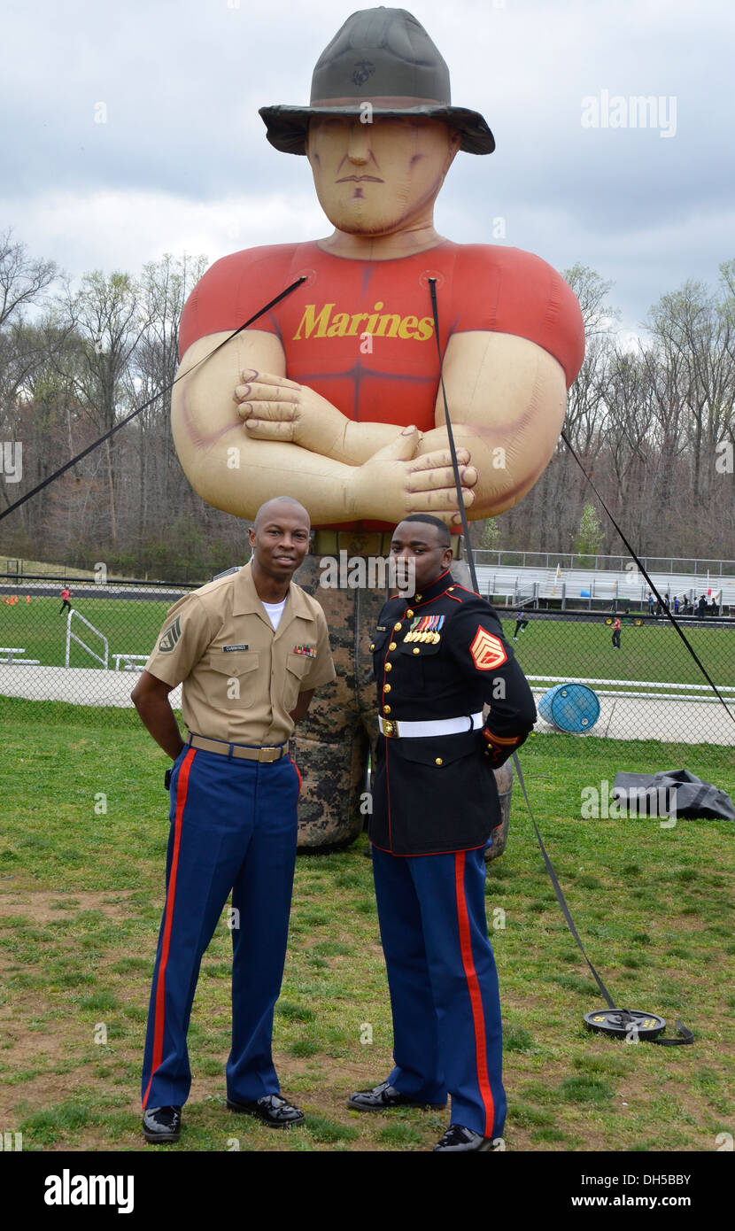 2 Marines Pose vor einem recruiting-Bereich mit einem großen aufblasbaren marine Stockfoto