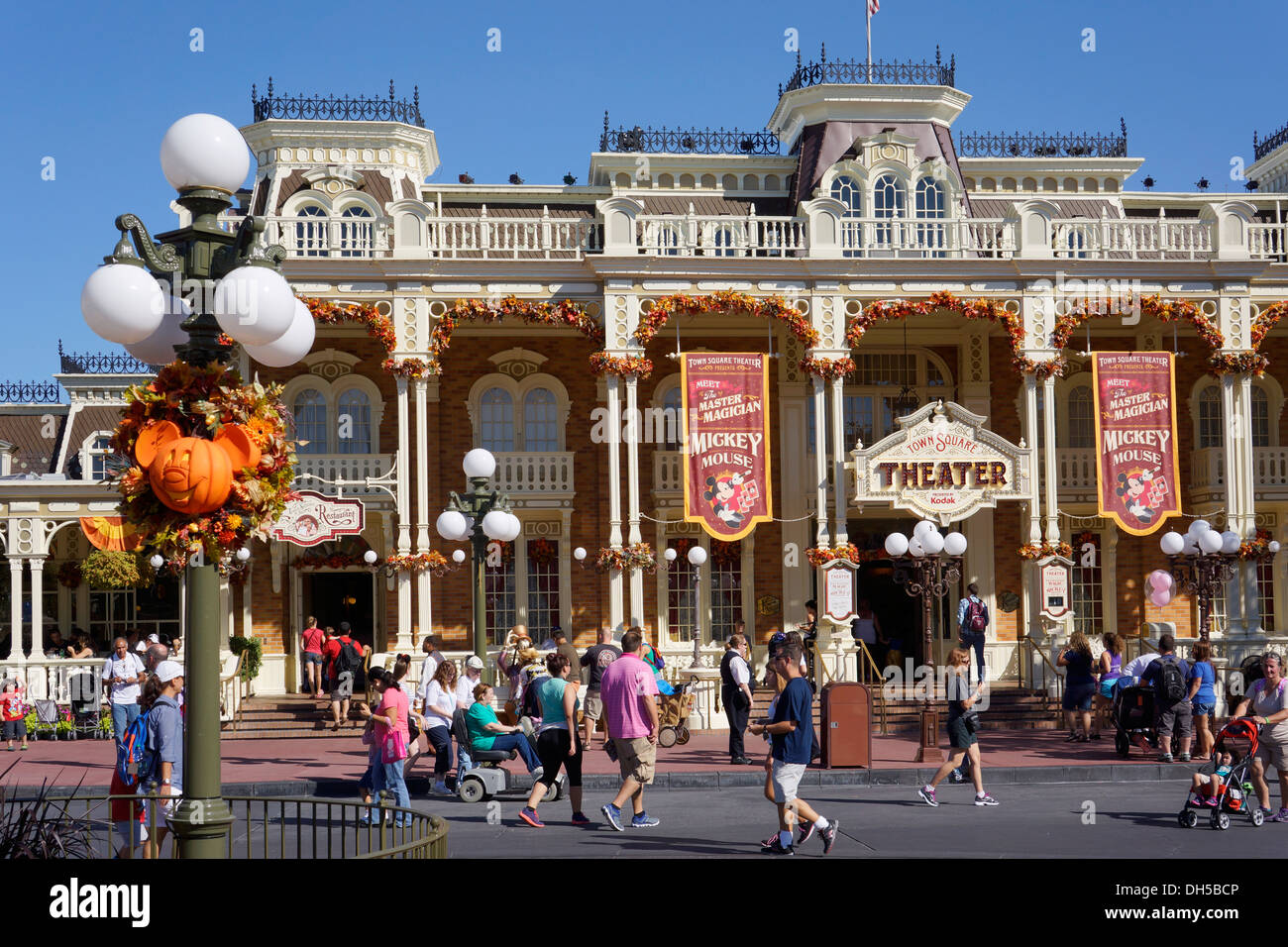 Town Square Theatre mit Halloween-Dekorationen, Disney World Resort, Orlando Florida Stockfoto