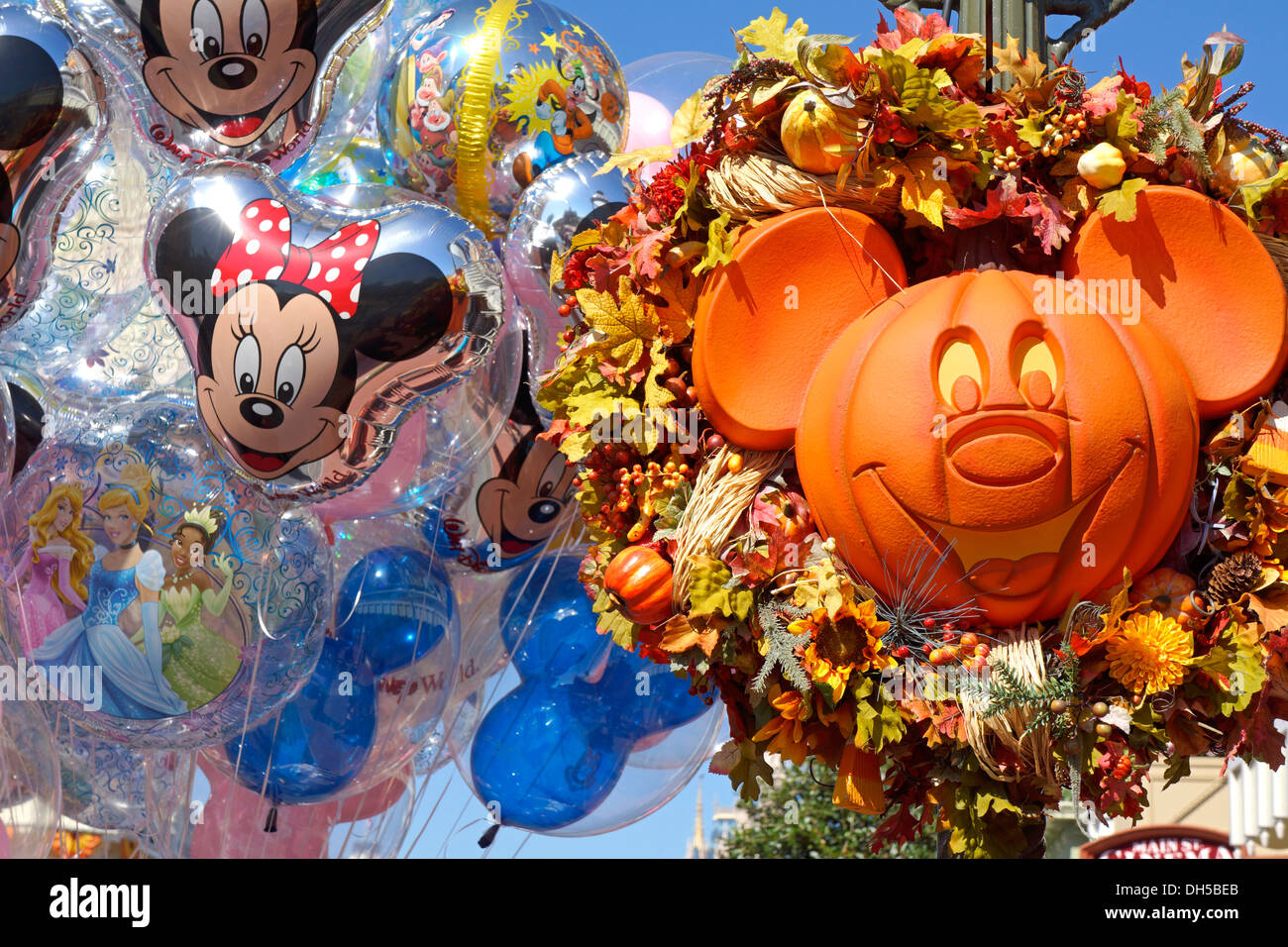 Halloween im Disney World Resort, Luftballons Dekorationen Kürbis geschnitzt in Form von Mickey Mouse Gesicht, Orlando Florida Stockfoto