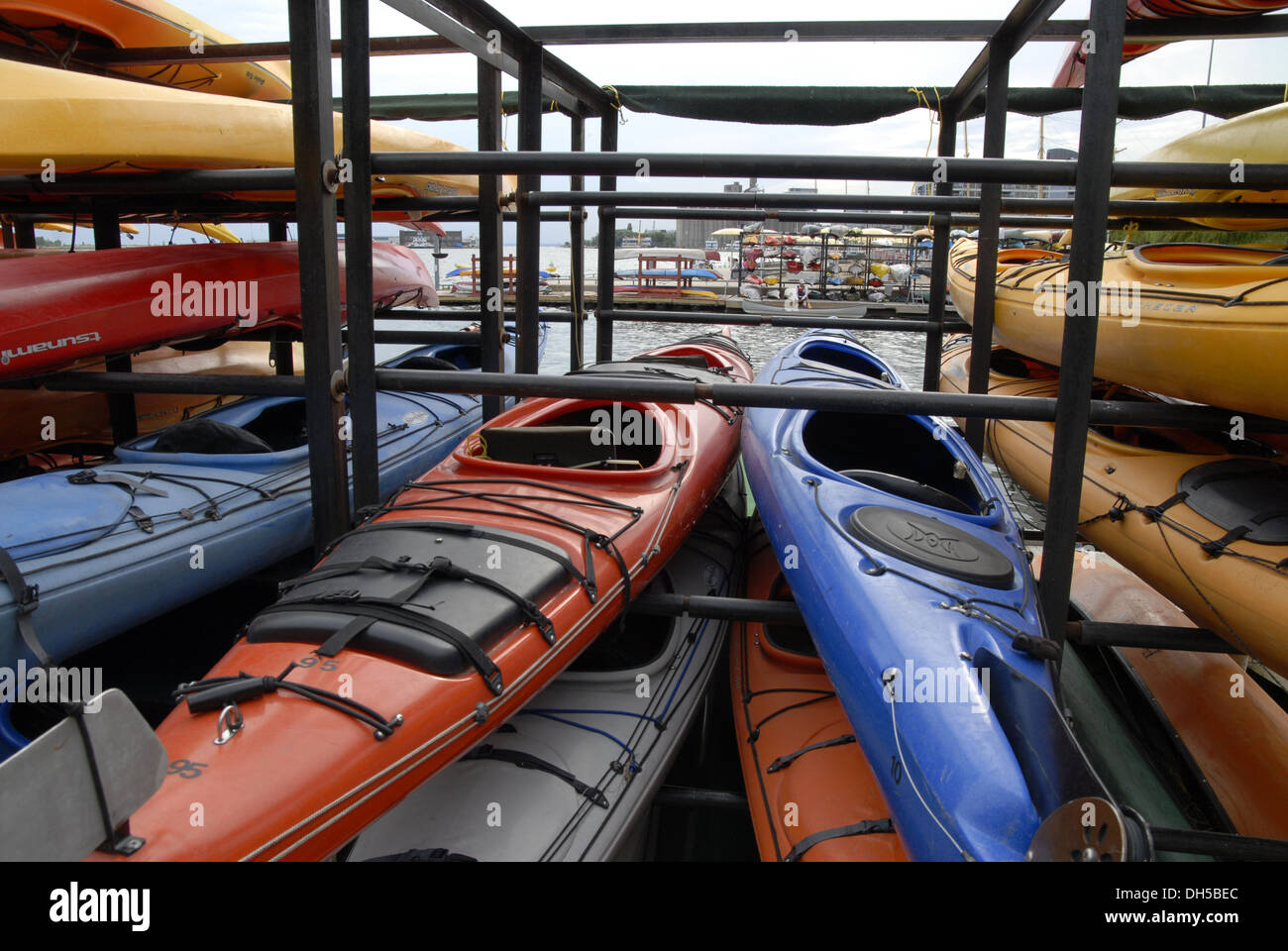 Kanus gespeichert an der Hafenfront, Toronto Stockfoto