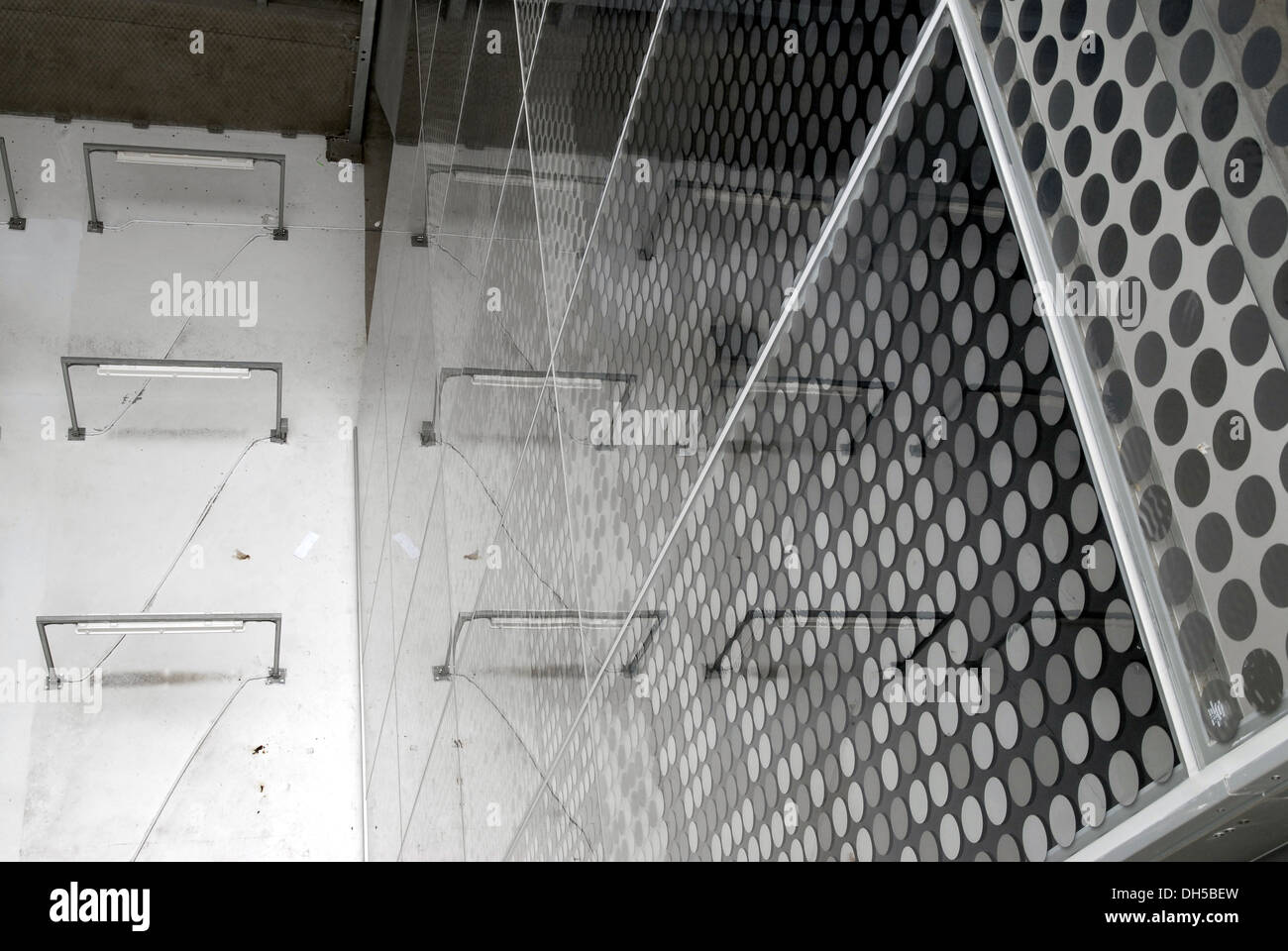 Leichte Cascade Skulptur von James Carpenter an der Harbourfront Centre, Toronto Stockfoto