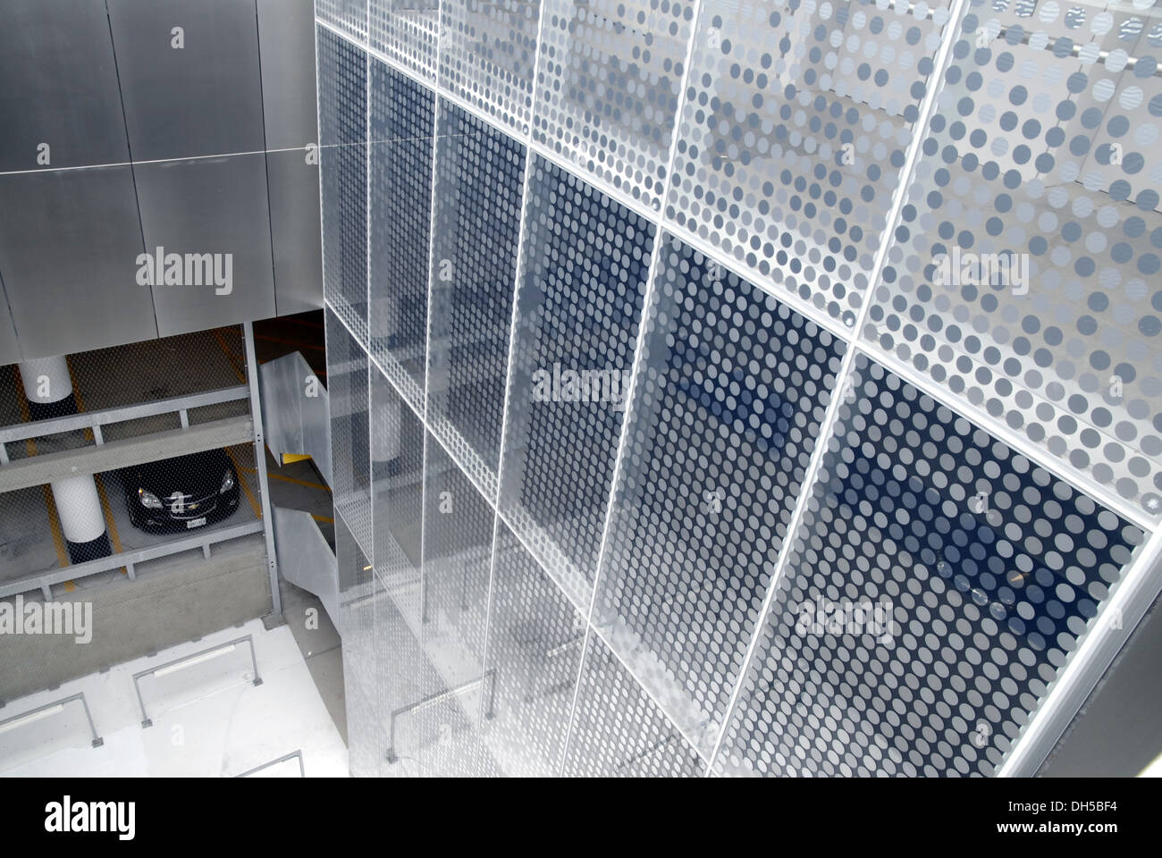 Leichte Cascade Skulptur von James Carpenter an der Harbourfront Centre, Toronto Stockfoto