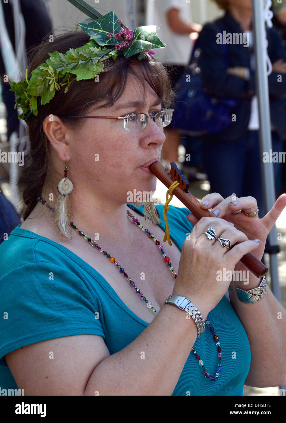 Frau Flötenspiel bei einem Umwelt-event Stockfoto