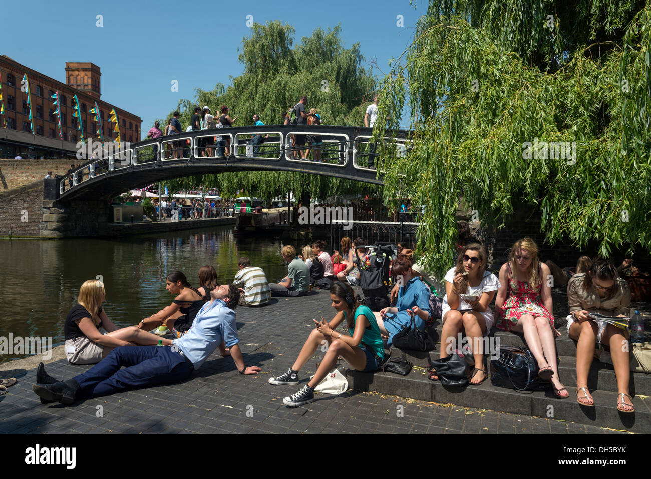 Junge Menschen entspannen neben dem Regent Canal in Camden Town, London, England, UK Stockfoto