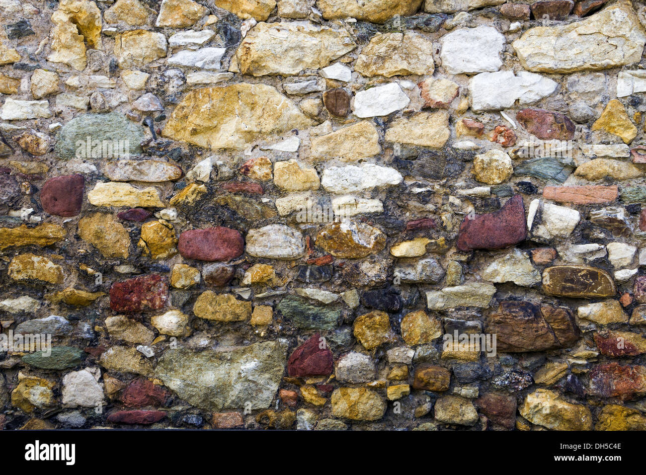 bunte Natursteinmauer Stockfoto