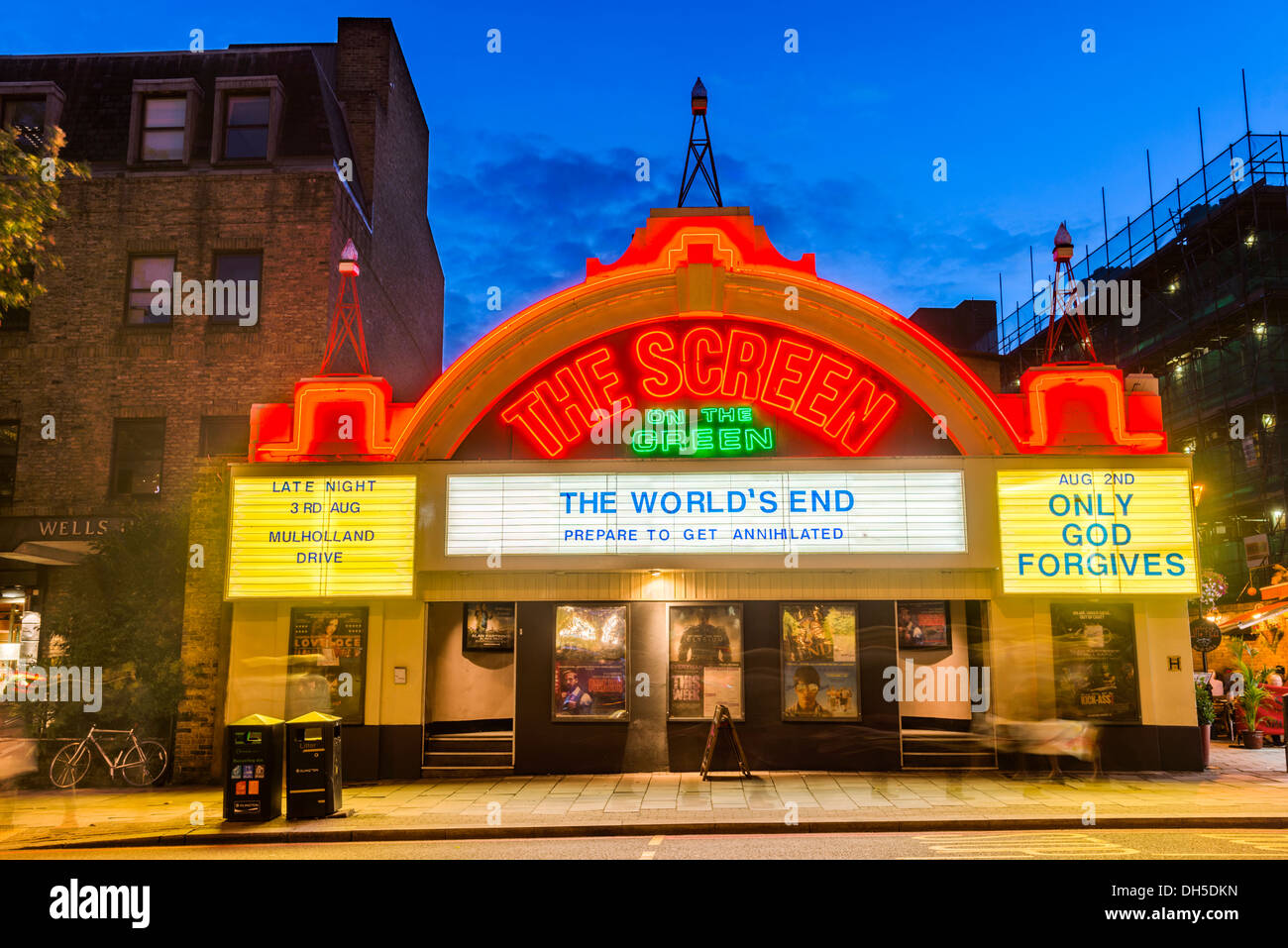 Der Bildschirm auf den grünen Kino in der Nacht, Upper Street, Islington, London, England, UK Stockfoto
