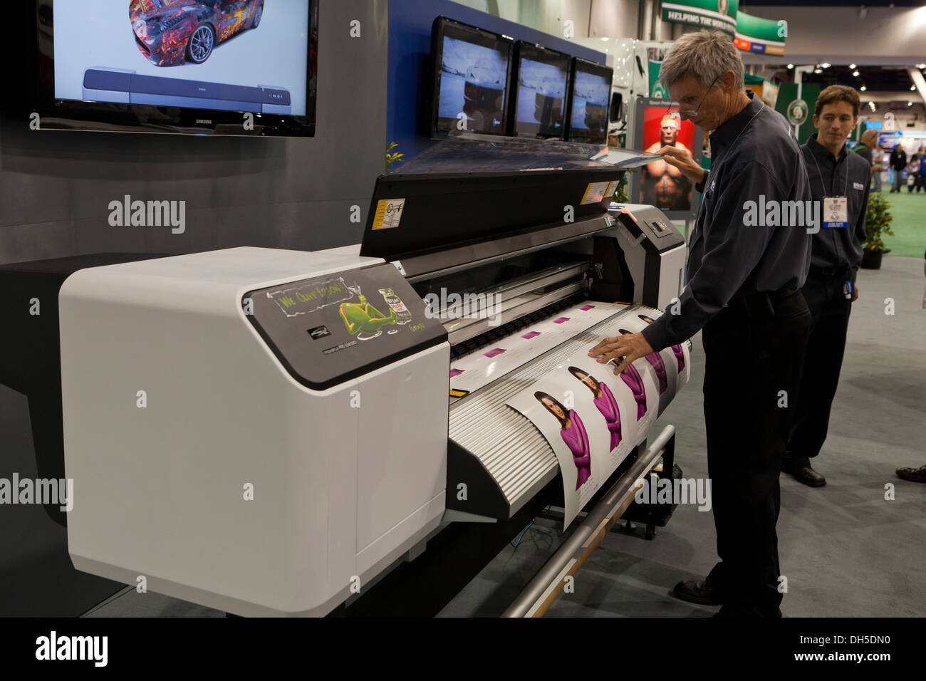 Mann mit Epson Großformatdrucker Stockfoto