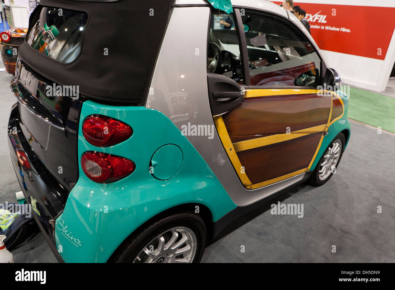 Vinyl Auto Wrap auf SmartCar Stockfoto