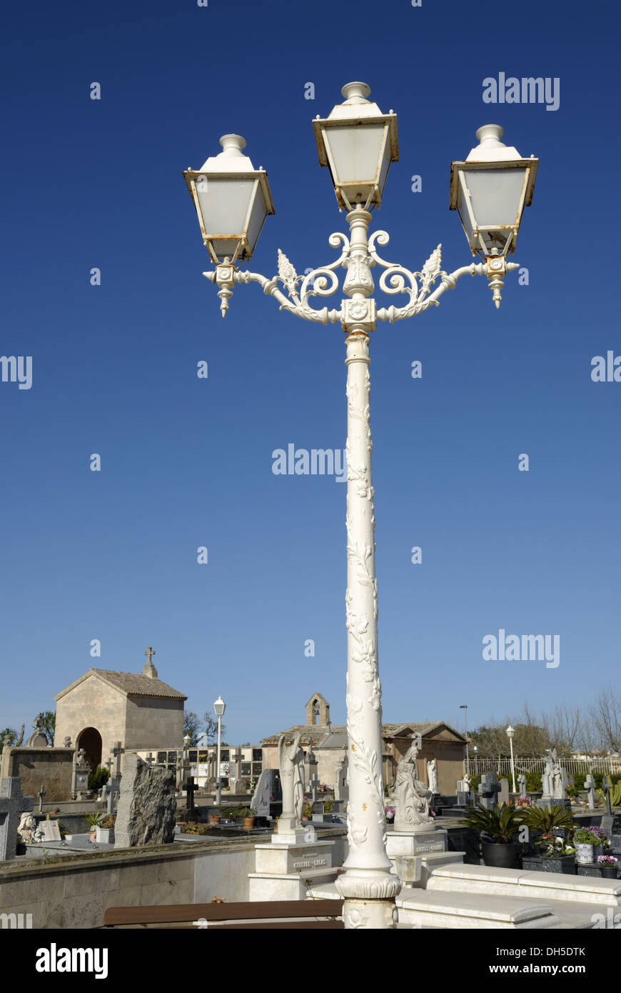 Weisse Laterne auf Alcudia-Friedhof Stockfoto