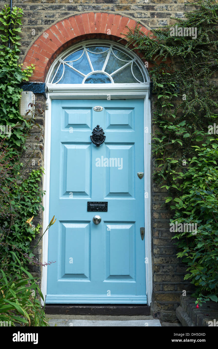 Blaue Tür zum Haus in Flask Walk, Hampstead, London, England, UK Stockfoto