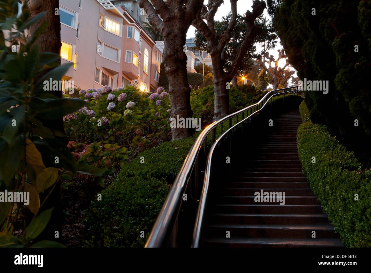 Steile öffentliche Treppe - San Francisco, Kalifornien, USA Stockfoto
