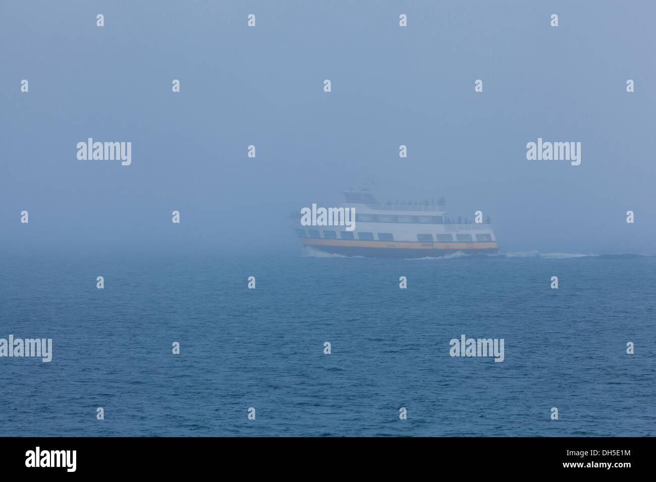 Fähre fahren in Nebel - San Francisco, Kalifornien, USA Stockfoto