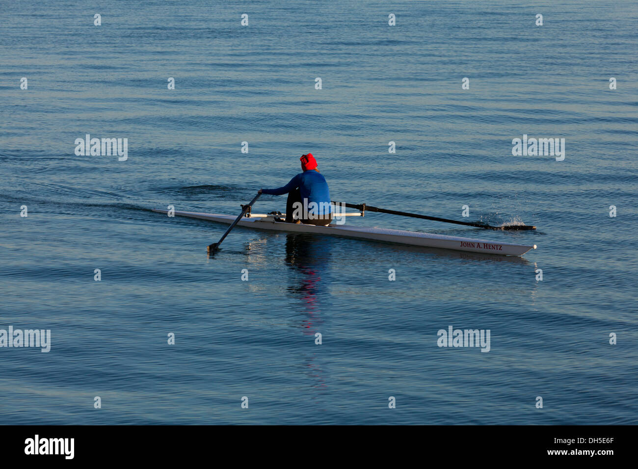 Ein Ruderer in einem Boot einzelner scull Stockfoto