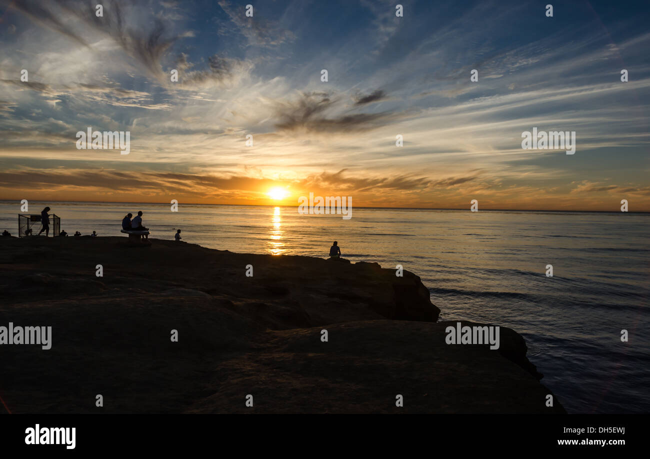 Menschen den Sonnenuntergang am Sunset Cliffs Natural Park. San Diego, California, Vereinigte Staaten von Amerika. Stockfoto