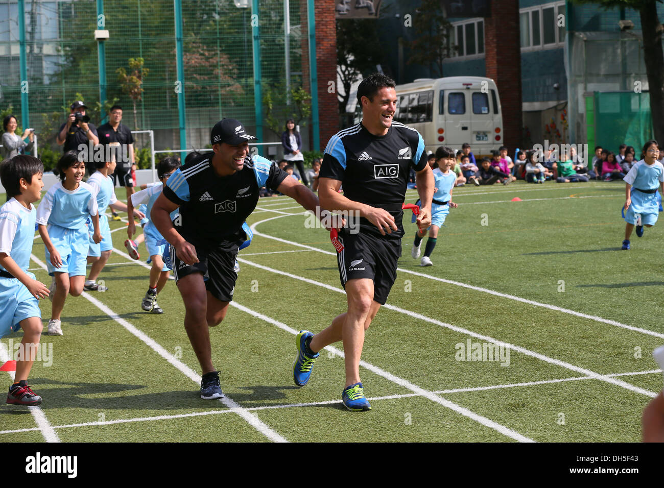 Tokio, Japan. 1. November 2013. (L, R) Charles Piutau, Daniel gerecht zu werden (NZL) Rugby: All Blacks besucht die Grundschule Aoyama. in Tokio, Japan. Bildnachweis: YUTAKA/AFLO SPORT/Alamy Live-Nachrichten Stockfoto