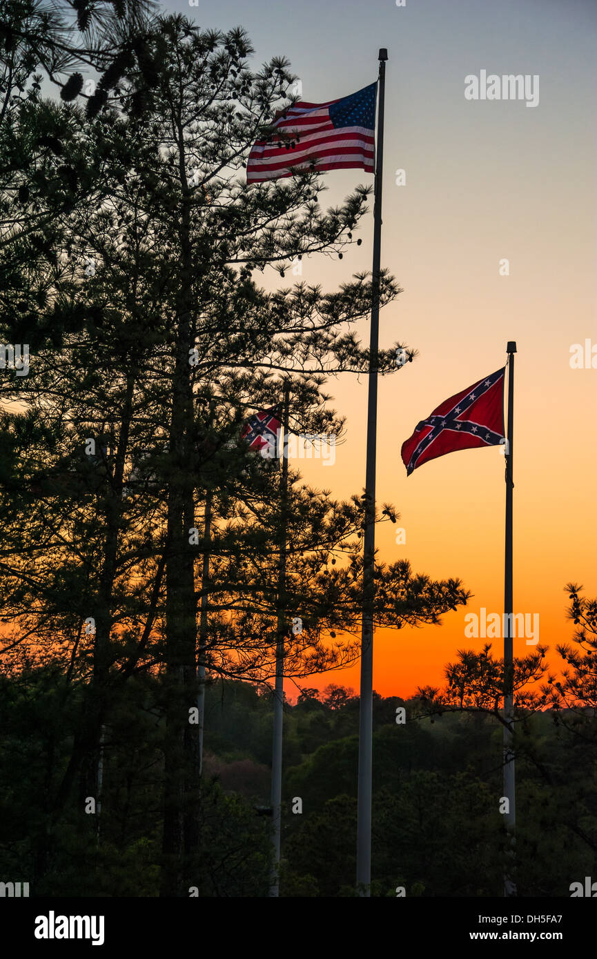 Flaggen fliegen bei Sonnenuntergang am Fuße des Bergwanderwegs im Stone Mountain Park in der Nähe von Atlanta, Georgia. (USA) Stockfoto