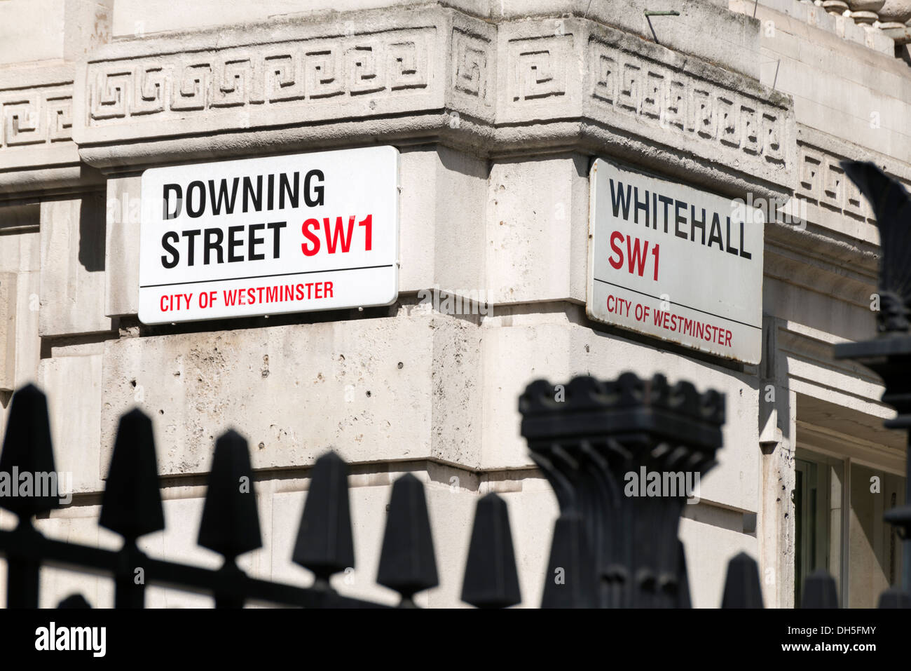 Ecke der Downing Street und Whitehall, London, England, UK Stockfoto